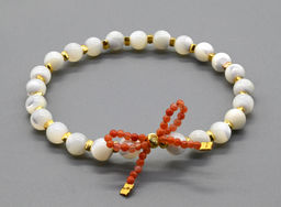 Браслет с шариками из перламутра бантик из сердолика, 17см