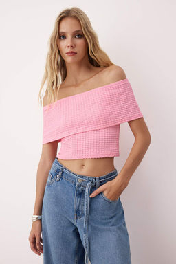 Pembe Dokulu Karmen Yaka Vucuda Oturan Crop Esnek Orme Bluz TWOSS25BZ00602