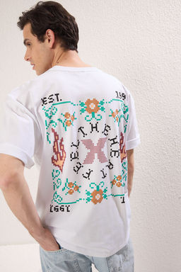 TRENDYOL MAN Siyah Oversize/Genis Kesim Bask?l? %100 Pamuk T-Shirt TMNSS25TS00067