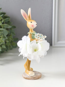 Фигурка полистоун «Зайка в цветочной юбочке, с капустой», 4.8×4.5×15.2 см