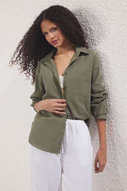 Haki Pamuk Kar?s?ml? Keten Gorunumlu Oversize Genis Kal?p Dokuma Gomlek TWOSS25GO00096