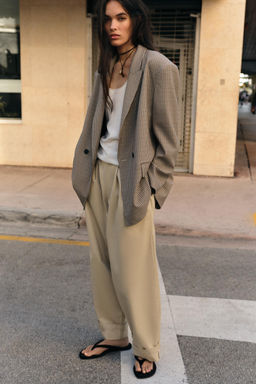 PANTAL?N PINZAS BAJO VUELTA / Camel claro