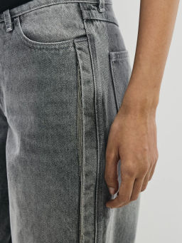 Джинсы wide leg со средней посадкой с акцентной отделкой по бокам / Zarina