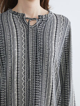 Ba?lamal? Yaka Desenli Bluz