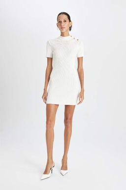 Базовое белое мини-платье в рубчик с прямыми пуговицами и приталенным полуводолазкой - Defacto фото 2