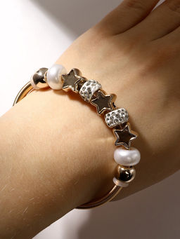 Браслет с шармами «Марджери. Жемчуг и звёзды», d=6.5 см, белый в золоте