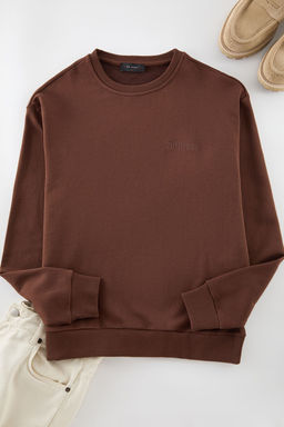 TRENDYOL MAN Gri Premium Bisiklet Yaka Oversize/Genis Kesim Yaz? Nak?sl? Diagonal Sweatshirt TMNAW24SW00039 - Trendyolmilla фото 6