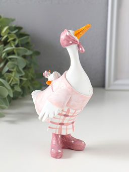 Фигурка полистоун «Гусыня в розовой косынке, с малышом на спине», 9×6.5×15 см