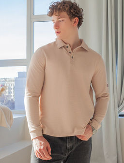 Поло из фактурного трикотажа с застежкой на пуговицы