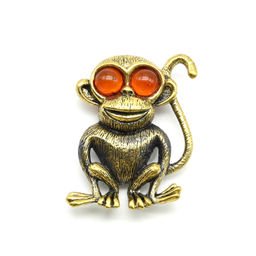 Брошь булавка из бронзы с янтарем Макака 25*33м цв.коньячный