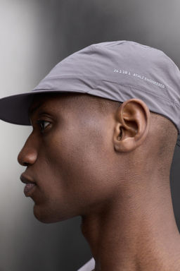 GORRA T?CNICA LIGERA / Morado Oscuro