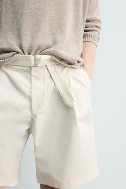 BERMUDA RELAXED FIT PLIEGUES CINTUR?N / Blanco roto