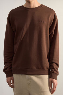 TRENDYOL MAN Gri Premium Bisiklet Yaka Oversize/Genis Kesim Yaz? Nak?sl? Diagonal Sweatshirt TMNAW24SW00039 - Trendyolmilla фото 4