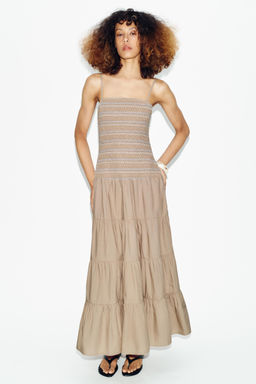 VESTIDO MIDI NIDO DE ABEJA BORDADOS / Beige oscuro