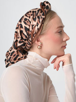 Большой, мягкий, тонкий и очень нежный платок с рисунком.