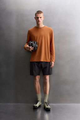 CAMISETA T?CNICA GRAVEL MANGA LARGA ESTRUCTURA / Ocre