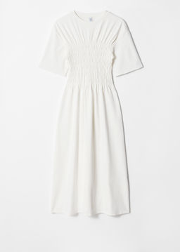 Vestido midi fruncido con nido de abeja