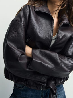 Куртка-бомбер из искусственной кожи с ремнем / Zarina  фото 7