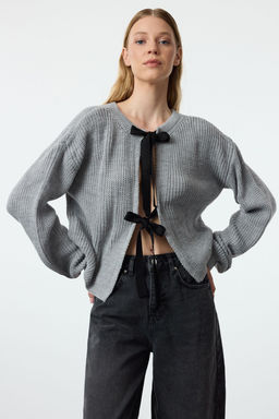 Gri Crop Cift Tarafl? Giyilebilir Kurdele/Fiyonk Baglama Detayl? Triko Kazak TWOAW25KZ00074
