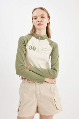 Женская крутая приталенная футболка в рубчик с половиной молнии с воротником-стойкой и цветным принтом, футболка с длинными рукавами - Defacto фото 4