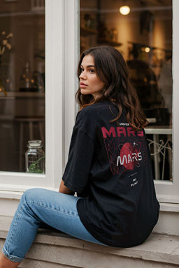 TRENDYOLMILLA Siyah %100 Pamuk Galaksi On Arka Bask?l? Oversize/Genis Kal?p Orme T-Shirt TWOSS25TS00151