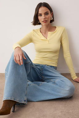 Sar? Soft Touch Yar?m Pat Dugmeli Vucuda Oturan Esnek Orme Bluz TWOAW26BZ00140