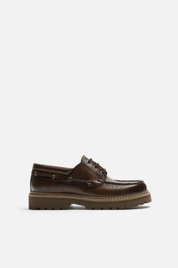 CROCODILE-EFFECT BOAT SHOES