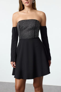 TRENDYOLMILLA Siyah A-Kesim Carmen Yaka Tas Bask? Dokuma Mini Elbise TPRAW25EL00061  фото 3