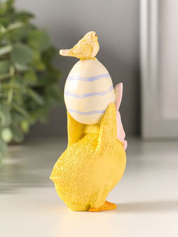 Фигурка полистоун Цыплёнок в розовой шапке с заячьими ушками несёт яичко, 10.5 см