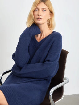 Мягкое вязаное платье-кокон в синем цвете - Emka фото 3