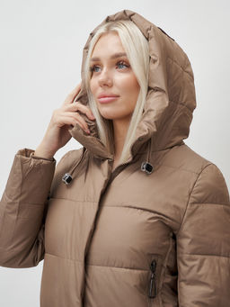 Пальто утепленное стеганное зимнее с капюшоном женское коричневого цвета 9606K