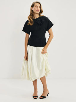 Футболка с брошью из перьев / Zarina