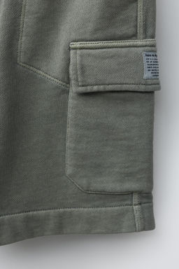 BERMUDA FELPA CARGO / verde lavado