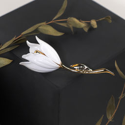Брошь «Цветок» лилия, белая в золоте