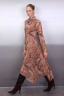 Cok Renkli Bask?l? Sal Detayl? Midi Esnek Tul Orme Elbise TWOAW26EL00160 - Trendyolmilla фото 2