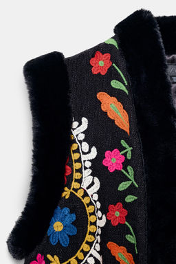 EMBROIDERED FAUX FUR GILET WITH CONTRASTING DETAILS - Zara фото 7