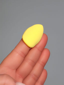 Цена за 2 шт. Спонжи для макияжа, в футляре, 2 шт., жёлтые