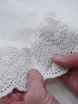 Шитье "Цветочки с ажурной каймой" цв.молочно-белый, ш.1.33м, хлопок-100%, батист, 80гр/м.кв