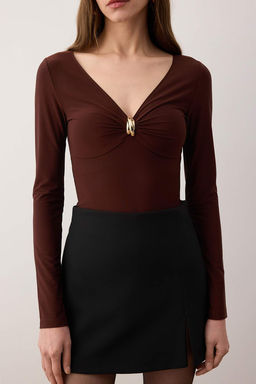 Kahverengi Aksesuar Detayl? V Yaka Vucuda Oturan Esnek Orme Alttan C?tc?tl? Body TWOAW26BD00002