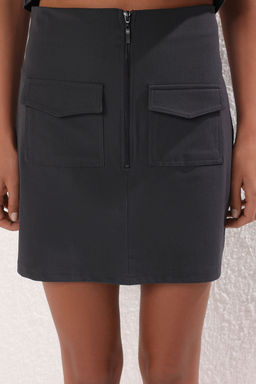 Trendyolmilla Antrasit Fermuarl? ve Cep Detayl? Can Kesim Mini Etek TWOSS25ET00150 фото 3