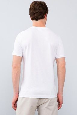 Белая тонкая футболка с круглым вырезом