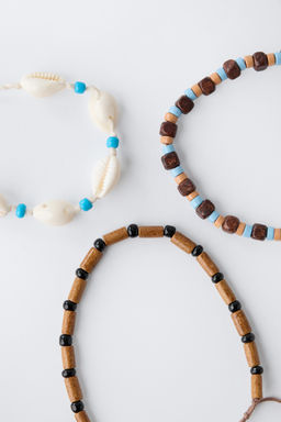 PACK TRES PULSERAS ABALORIOS CONCHAS / Marr?n