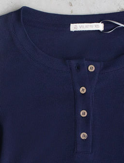 Лонгслив облегающий из фактурного трикотажа в рубчик с круглым вырезом на пуговицах - Vilatte фото 4