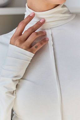 Водолазка облегающая с необработанными швами