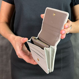 Итальянский кожаный кошелек DuDu серии Flores | жемчужный серый - Dudubags фото 8