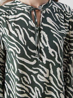 Ba?lamal? Yaka Desenli Kad?n Bluz