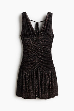 Vestido fruncido con falda acampanada
