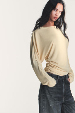 CAMISETA DRAPEADO LATERAL / Mantequilla - Zara фото 4