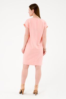 Платье свободного силуэта с V-вырезом розовое