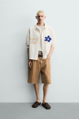 CAMISA RELAXED FIT TEXTO PARCHES / Crudo